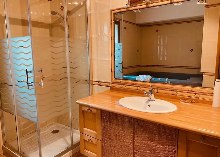 Grande Maison Avec Jardin Nyaraló *